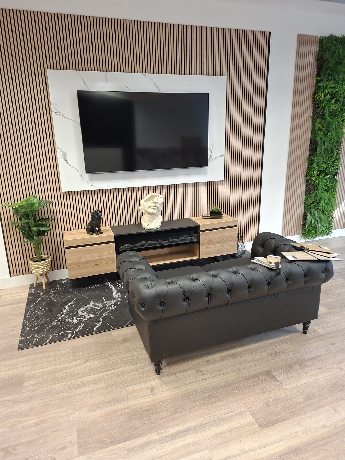 Salón terminado con pared de televisión