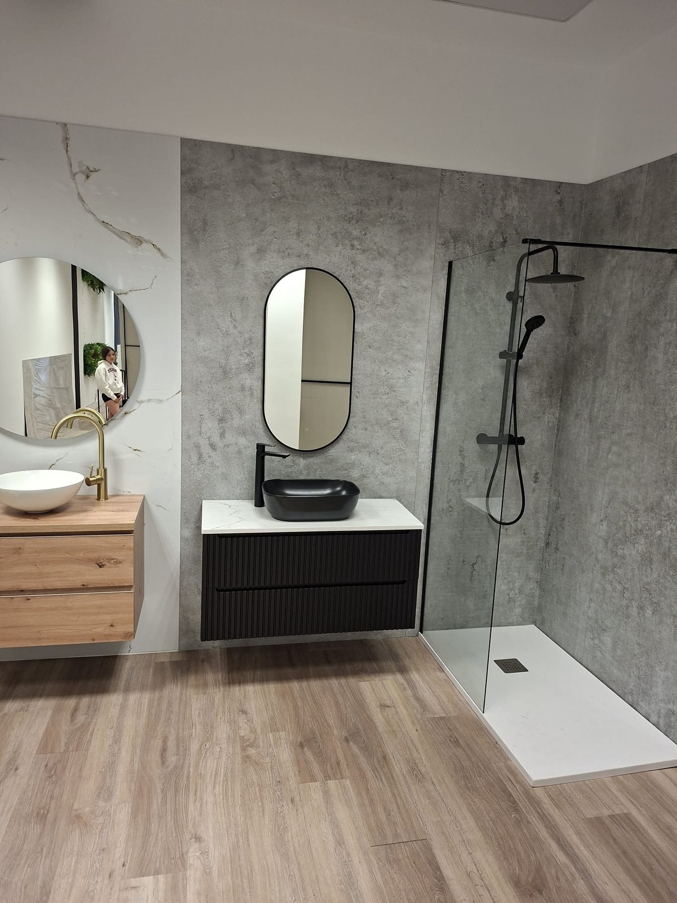 Baño reformado con ducha y mueble suspendido