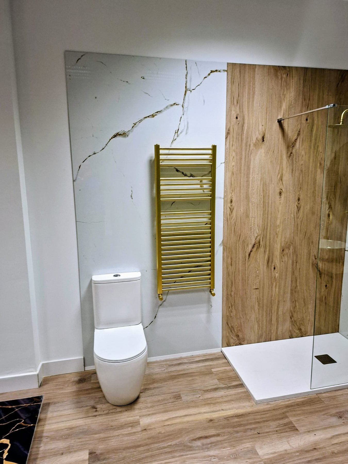 Baño terminado con madera, sanitario y ducha